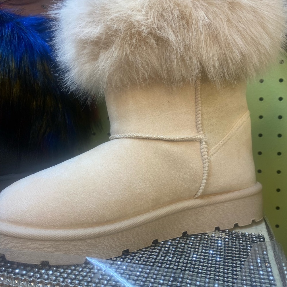 Cream fur boot Sz 9